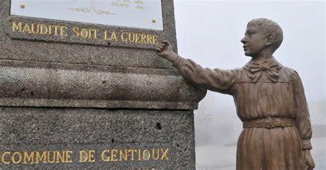 Photographie du monument pacifiste de Gentioux : "Maudite soit la guerre !"